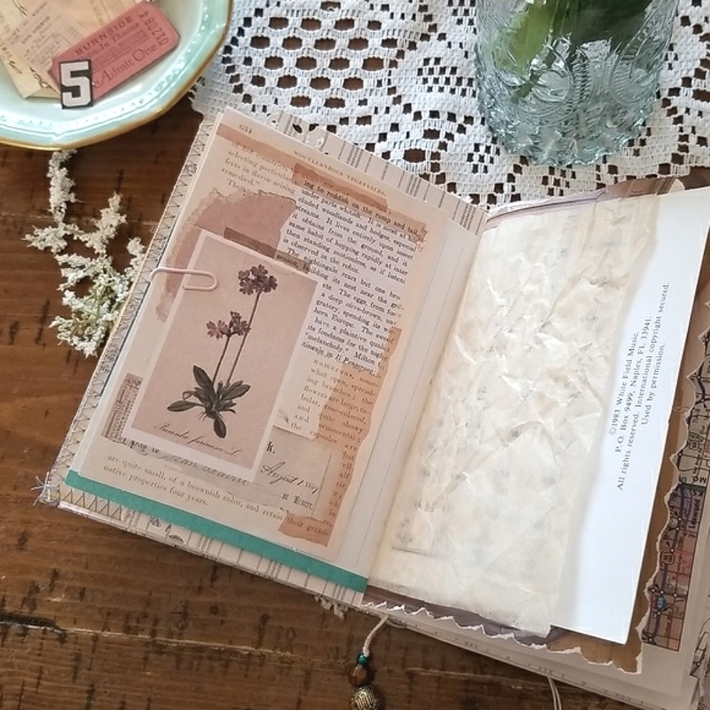 PETIT Manila Folder Junk Journal 40 Pages 4.5x5 - Picture 9 of 11